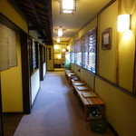 Bikuni Kankou Hausu - 左手に朝食会場 突き当り右に温泉では無いけどお風呂有り