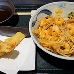 Udon Ya Komugi - ・小海老ぶっかけ(冷)1080円 ・ちくわ天(一品)290円