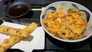 うどん家 こむぎ - ・小海老ぶっかけ(冷)1080円 ・ちくわ天(一品)290円