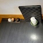 うどん家 こむぎ - 卓上配置物