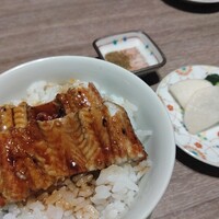 さかなや別邸 - けっこう器の底が深く御飯の量が多い半分でいいかも