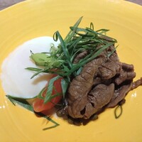 さかなや別邸 - 盛付けはとても綺麗。色バランスとしてはいいけれど温泉卵ではなく卵黄だけのほうが美味しい。