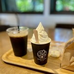 NAYA cafe - 牛乳ソフトクリーム（420円）とアイスコーヒー（400円）