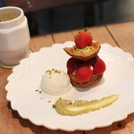 グロリアス チェーン カフェ - 苺とピスタチオのPUFFZオーブンシューサンド