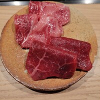 八面六秘 - 本日の塩焼肉２種盛り合わせ 鳥取万葉牛サーロイン 岩手県産カメノコ