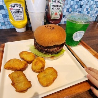 ハンバーガー　プロフ必読 大阪初上陸のフランチャイズ1号店・本町靭公園店 オープンから約