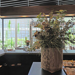 セリュー - 店内のテーブル席の風景です