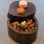 セリュー - ランチコース 9680円 の小菓子