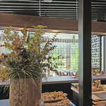 セリュー - 店内のテーブル席の風景です