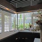 セリュー - 店内のテーブル席の風景です