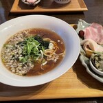 天極製作所 - 煮干しバターとばら海苔の醤油ラーメン