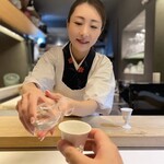 礼 - 美人女将にお酌して頂く