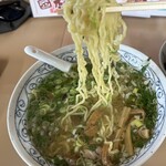 Tatsuya - 麺は中太ちぢれ麺で、ツルツルとした食感。