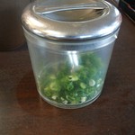 釜あげうどん 長田 in 香の香 - 卓上のネギ