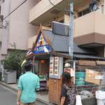 J's Store - 日ノ出町方面からの外観