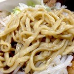 Butaoyabun - 単独ロット（店内貸切）のため、カタメ対応して頂いた自家製麺。平打ち角断面のソレは程よい食感とスープが馴染む二郎麺。食後、胃袋内での拡張率も高く抜群のコスパです！