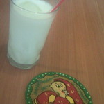 インドスパイス BAR 宇宙脳レストラン チチル&シシリ - ラッシー。コースターがアートです