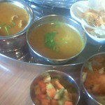 インドスパイス BAR 宇宙脳レストラン チチル&シシリ - カレー２種（ダール、チキン）、アチャール、チキンティッカ拡大図