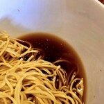 自家製麺 伊藤 - スープはどんぶりの下側にあります。