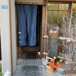 鮨 三心 - お店の入り口(大将自らお見送り下さいました)