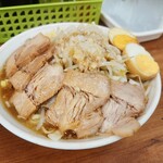 ラーメン二郎 - 小ブタ＋味玉・・ニンニクダブル・アブラ・カラメ