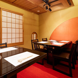 ゆったりとお過ごしいただけるラグジュアリーな個室を完備