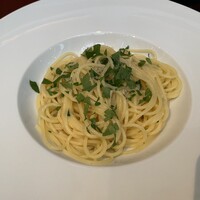 フィオレンティーナ - スパゲッティーニアーリオオーリオペペロンチーノ
                    メニューに無いがオーダー。ガッツリ効いたガーリックが旨い。