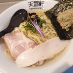 天雷軒 - 2023年8月限定 利尻昆布の冷製出汁ラーメン(900円) 昆布出汁のスッキリとしたスープが爽やか。変わり種の冷やし中華として秀逸。ちょっと塩味が強いかな。。。