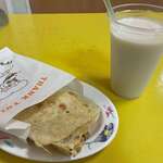 世界豆漿大王 - 中華風パン（ベーコン・チーズ・玉焼き）と冰豆漿(2023/7)