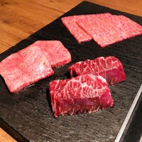 焼肉うしごろ 西麻布本店 - 究極のタン、ハラミ、モモ