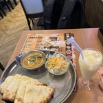 インド料理&バー　サッカール - 日替わり(ナスとチキン)、チーズナンセット、マンゴーラッシー　1150円