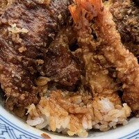 てんぷら天松 日本橋店 - 濃い目の丼ツユです。でも変に甘く無い