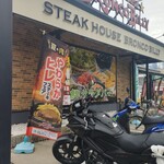 ブロンコビリー 豊中向丘店 - 駐輪場、ちょっと狭くて７５０ccにはキツイです。