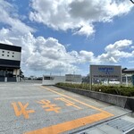 波なれ - マルイリフードサプライの駐車場にも駐車可。