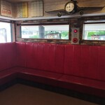 ブロンコビリー - 入り口スグの待合席