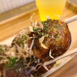 松SHOW - たこ焼き
            青海苔と鰹節を振ってます
            外はカリッとして中はトロッとしていますがトロトロではありません
            お陰で口の中を火傷せずに済みました(笑)
            蛸は小さくも大きくもなく普通サイズ
            生地に出汁が効いてます