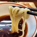 とものもと - 平たい紐革状の麺はツルツルシコシコ。つけ汁のトリュフオイルが芳ばしい