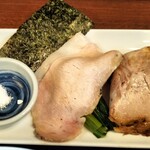 Tomonomoto - 付合せのトッピング。2種類のチャーシュー（モモと肩ロースかな?）、シナチク、小松菜、海苔、お塩