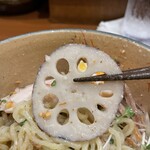 串まる - こちらのラーメンにはレンコンが定番