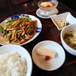 Baiwanjuukuwairou - 豚肉とニンニクの芽 じゃがいもの黒胡椒炒め定食