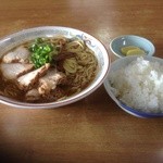 うらしま - 中華そばダブルとご飯（ご飯は12時過ぎると売り切れの恐れがあります）ダブルをオーダーする方はご飯が無いとキツい濃度です（笑）