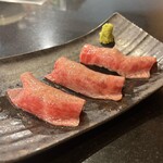 板前焼肉 一牛 - 黒毛和牛炙りにぎりずし