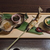 囲炉裏と日本料理 松風庵 - 前菜 初鰹の瞬間燻製 焼き茄子ゼリー寄せ 順菜もずく酢 奥美濃古地鶏つみれとやまっこしいたけ茶碗蒸し 囲炉裏から~鮎の塩焼き