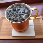 LEON'S COFFEE - 並々注がれたアイスコーヒー
