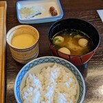 囲炉裏と日本料理 松風庵 - 茶碗蒸しに味噌汁