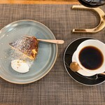 カフェヤドリギ - 濃厚バスクチーズケーキとチョコレート風味で酸味が少ないコーヒー（サイフォン式）