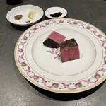 三和 - お肉の炭火焼き：千葉ダイヤモンドポーク 肩ロース、鳥取 田村牛 ランプ 32ヶ月