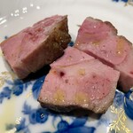 三和 - お肉の炭火焼き：千葉ダイヤモンドポーク 肩ロース、鳥取 田村牛 ランプ 32ヶ月