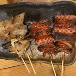 立川やきとん - 白カシラ串、赤ウインナー串
      
      赤ウインナー　あると頼んでしまう。