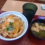 Nakau - 親子丼(並盛)と味噌汁